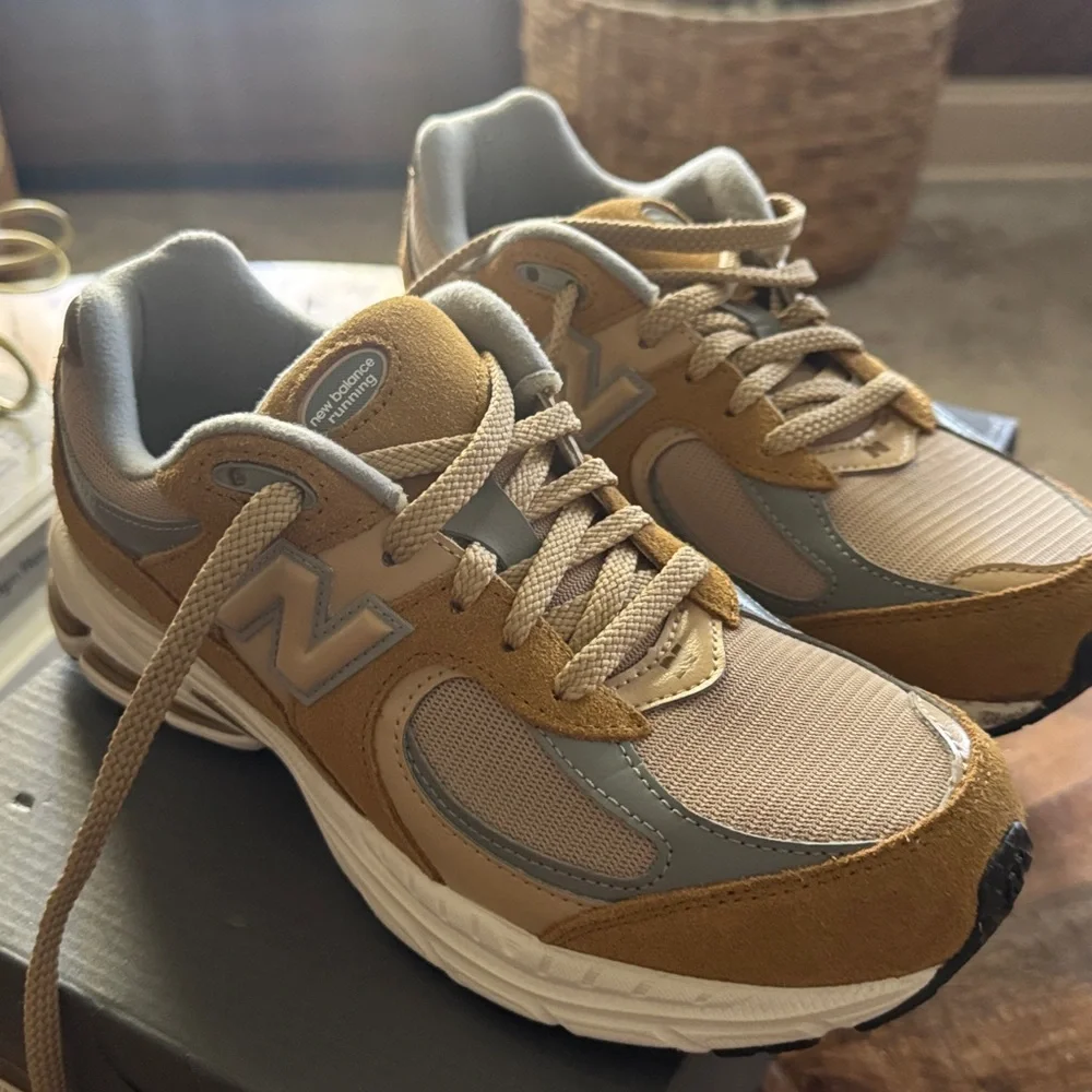 New Balance‎ 2002R 6.5 women’s - Picture 4 of 7